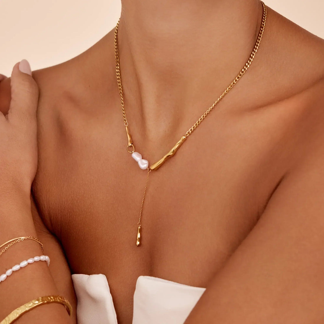 Elara Bar Pearl Necklace
